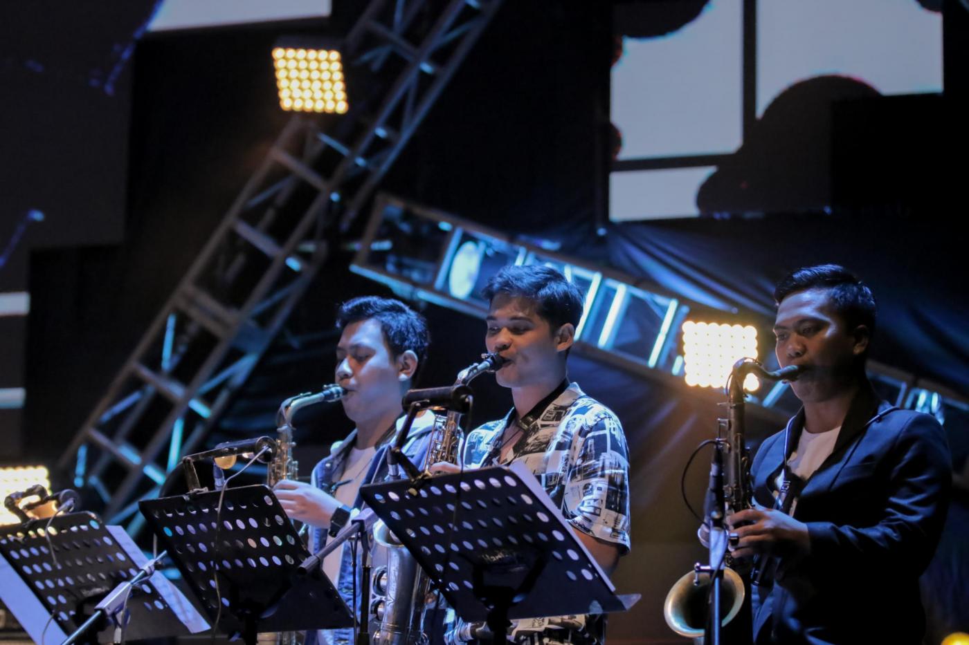 Fauzan, Erick dan Rizal sedang meniup saxophone